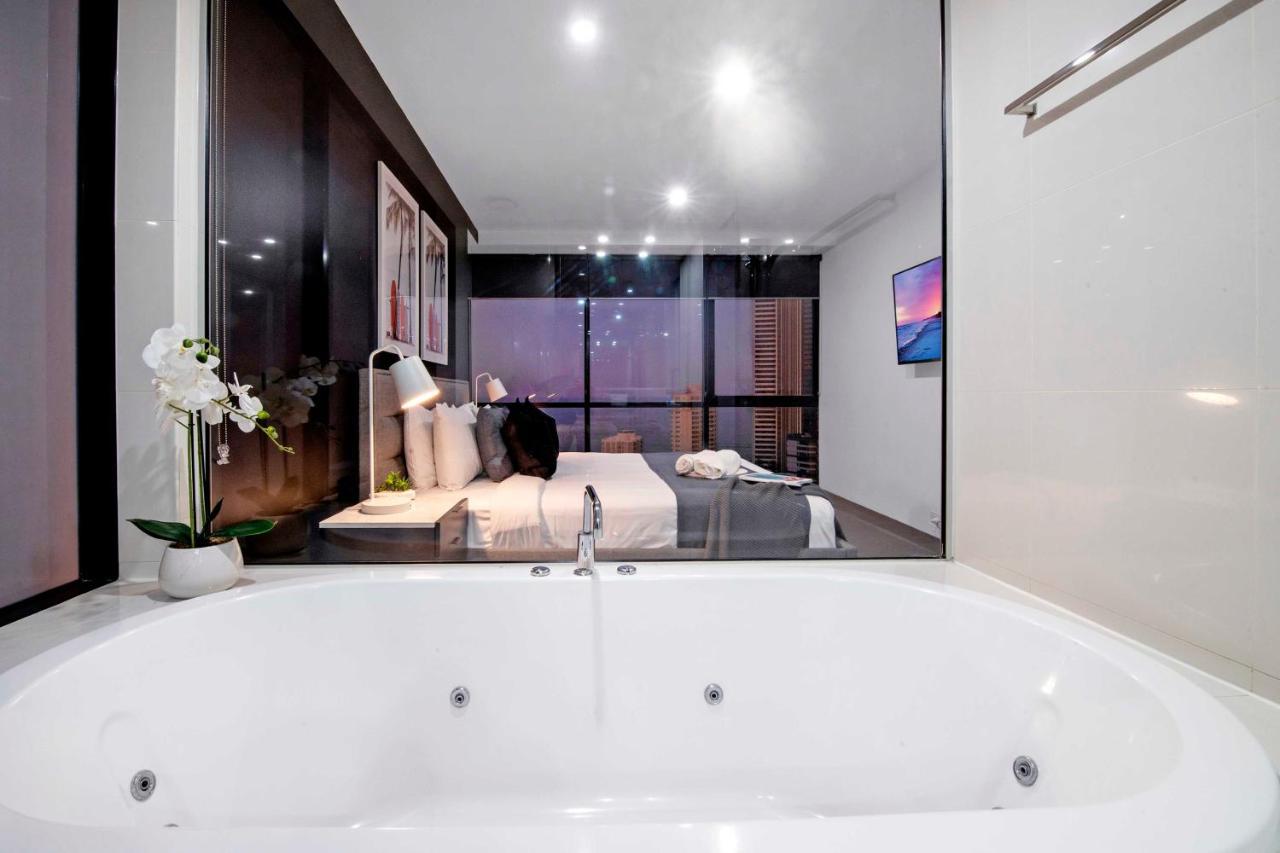 Three Bedroom Ocean View At Circle On Cavill - One Free Parking! - Self Contained & Privately Managed - Wow