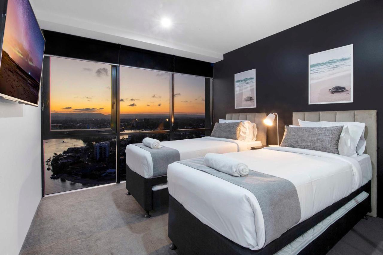 Apartment Three Bedroom Ocean View At Circle On Cavill - One Free Parking! - Self Contained & Privately Managed - Wow *
