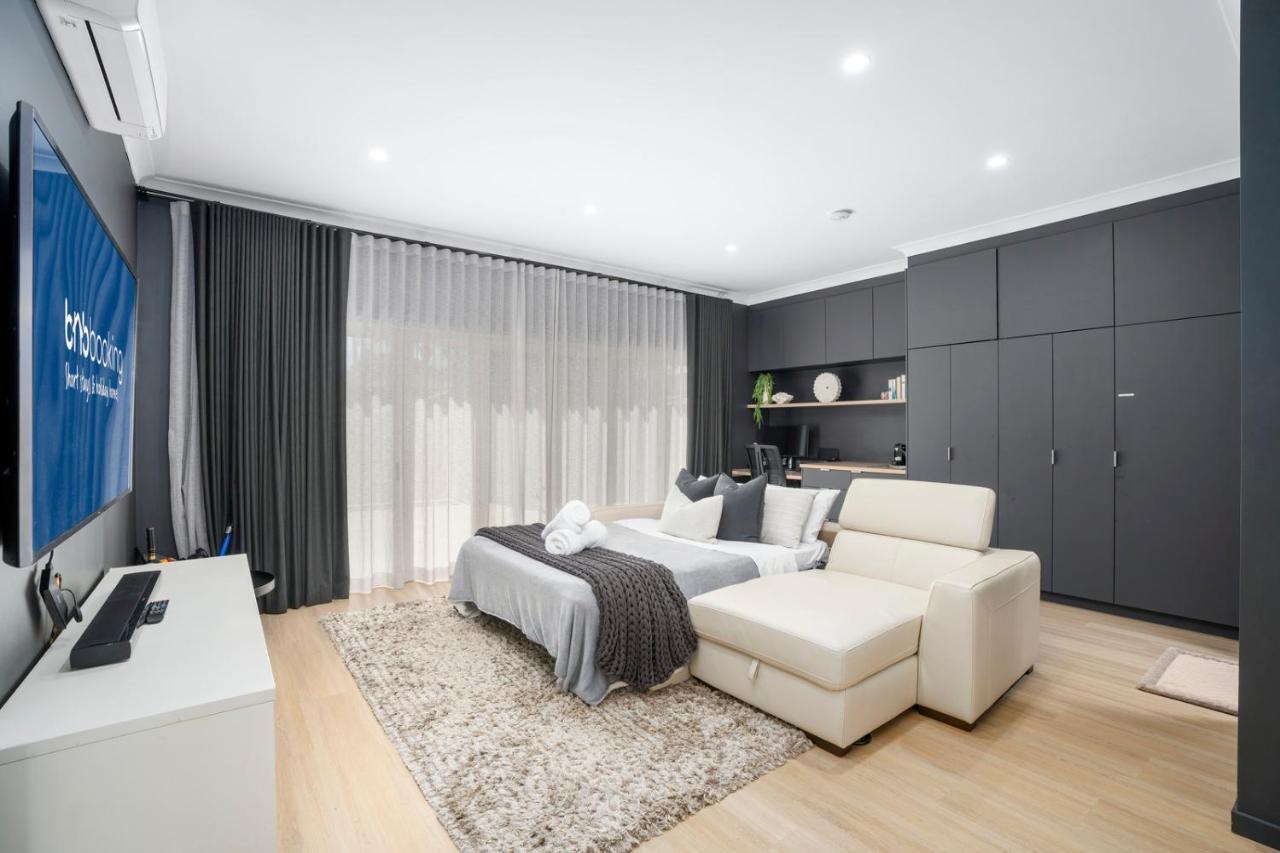 Seaclusion 5 Bed Waterfront, Sleeps 12 * Gold Coast