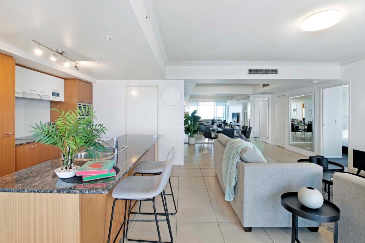 Self Contained At Chevron Renaissance - Privately Managed - Wow Apartment *