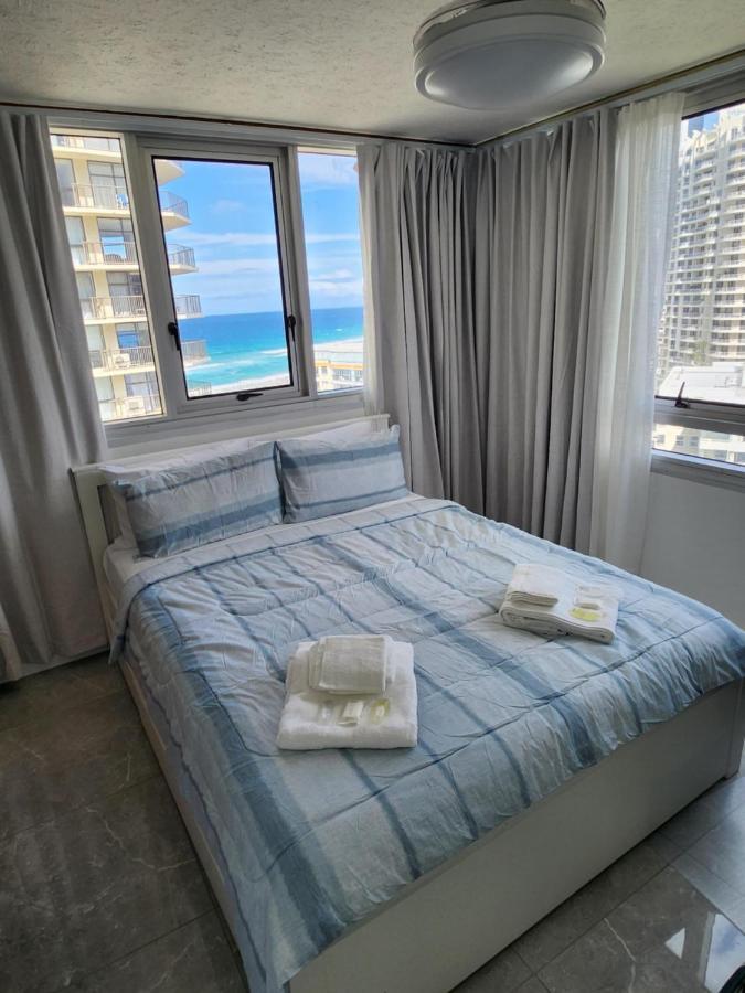 Spacious Quarterdeck Unit With Ocean Views Gold Coast
