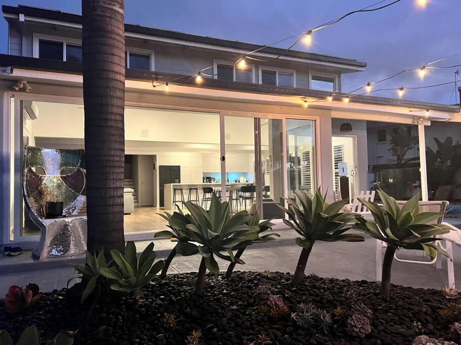 Chic Coastal Waterside Stunner! * Gold Coast