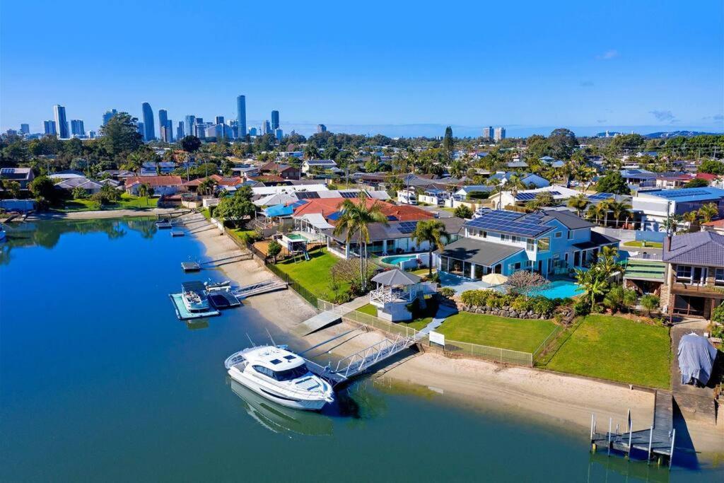 Chic Coastal Waterside Stunner! * Gold Coast