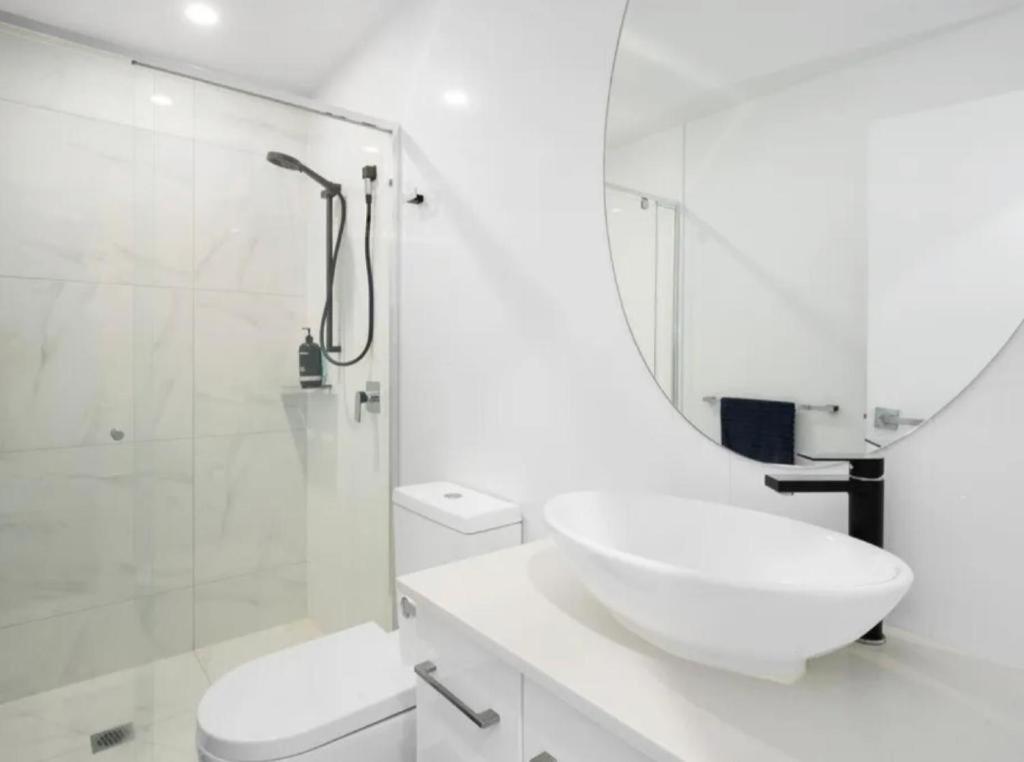 Apartment Luxury Private Queen With Balcony & Bathroom In Shared Panorama