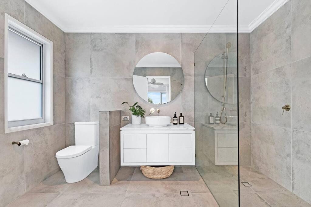 Chic Coastal Waterside Stunner! Holiday home Gold Coast