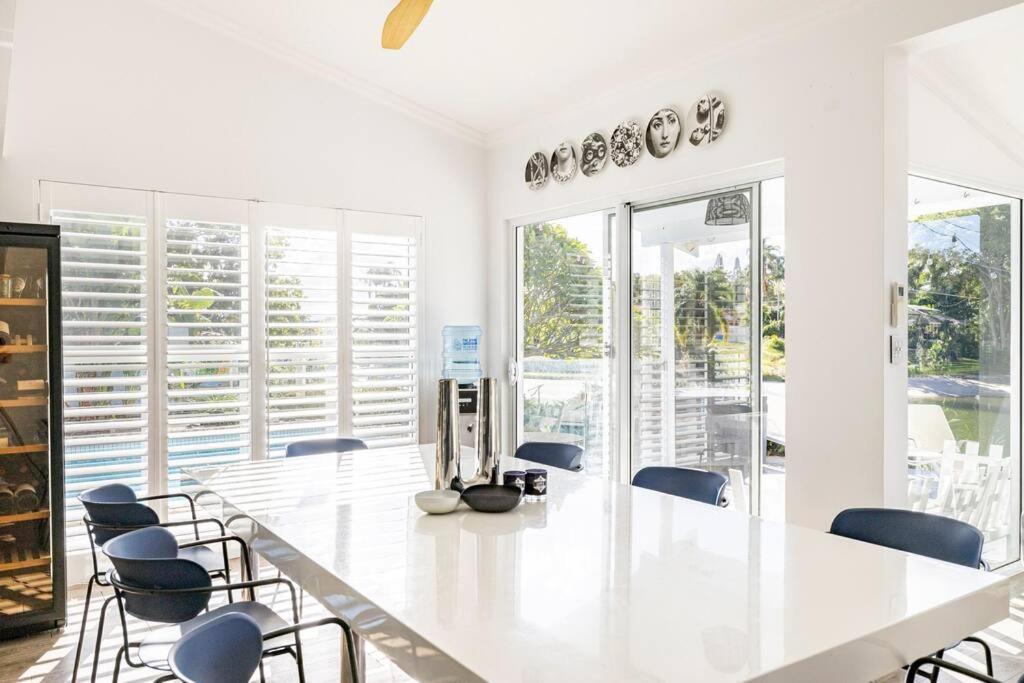 Chic Coastal Waterside Stunner! * Gold Coast