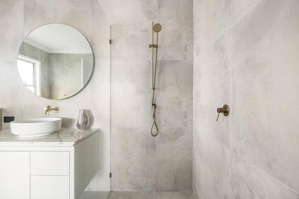 Holiday home Chic Coastal Waterside Stunner! *