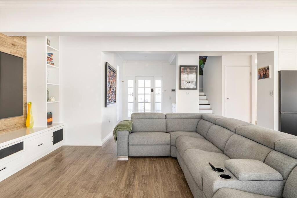 Chic Coastal Waterside Stunner! Holiday home Gold Coast