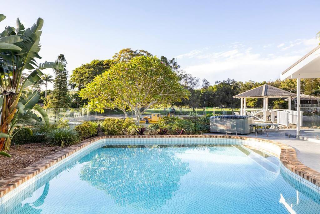 Chic Coastal Waterside Stunner! * Gold Coast