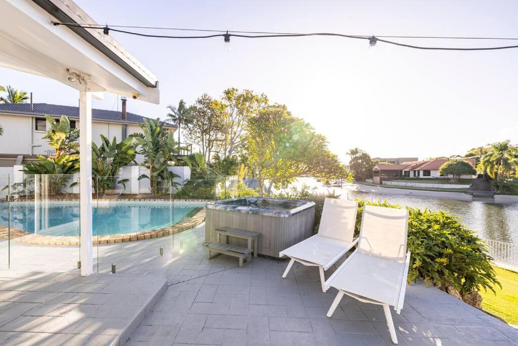 Chic Coastal Waterside Stunner!