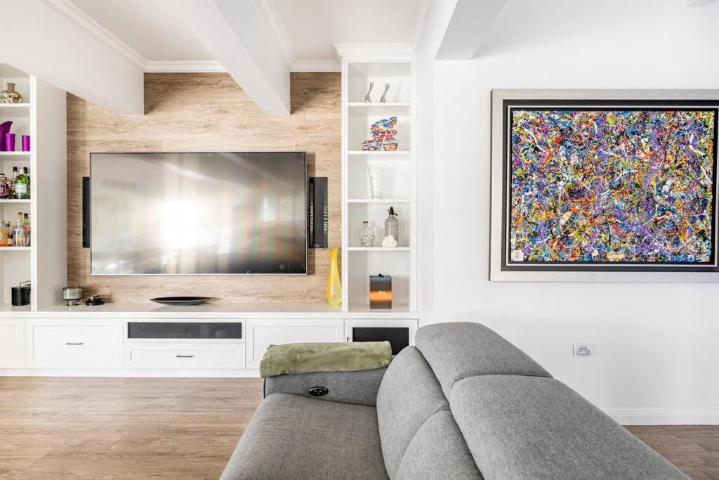 Chic Coastal Waterside Stunner! Gold Coast