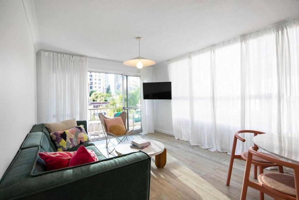Apartment Blush On Broadbeach- Beachside And Pet Friendly, 3rd Floor Walk Up Gold Coast