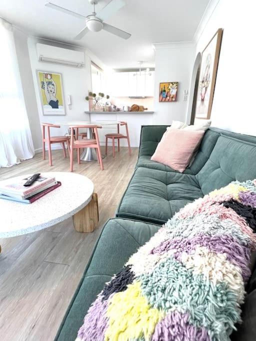 Apartment Blush On Broadbeach- Beachside And Pet Friendly, 3rd Floor Walk Up Gold Coast