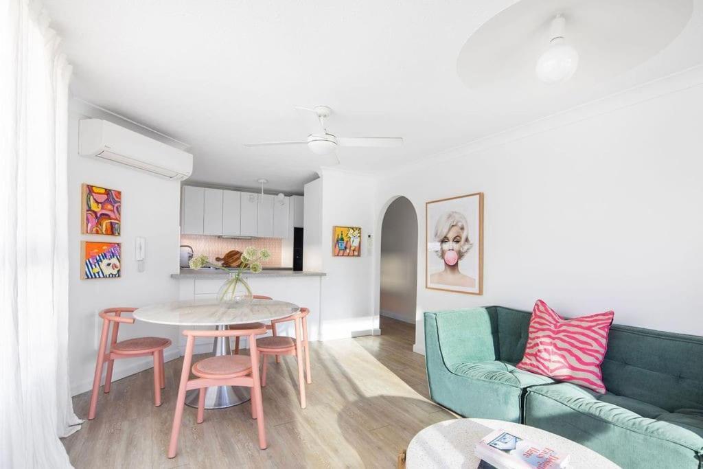 Blush On Broadbeach- Beachside And Pet Friendly, 3rd Floor Walk Up Apartment