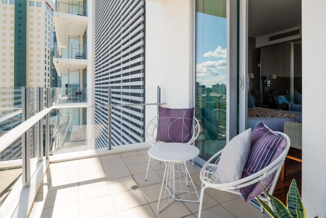 1br Sky Rise Surfers Stunner