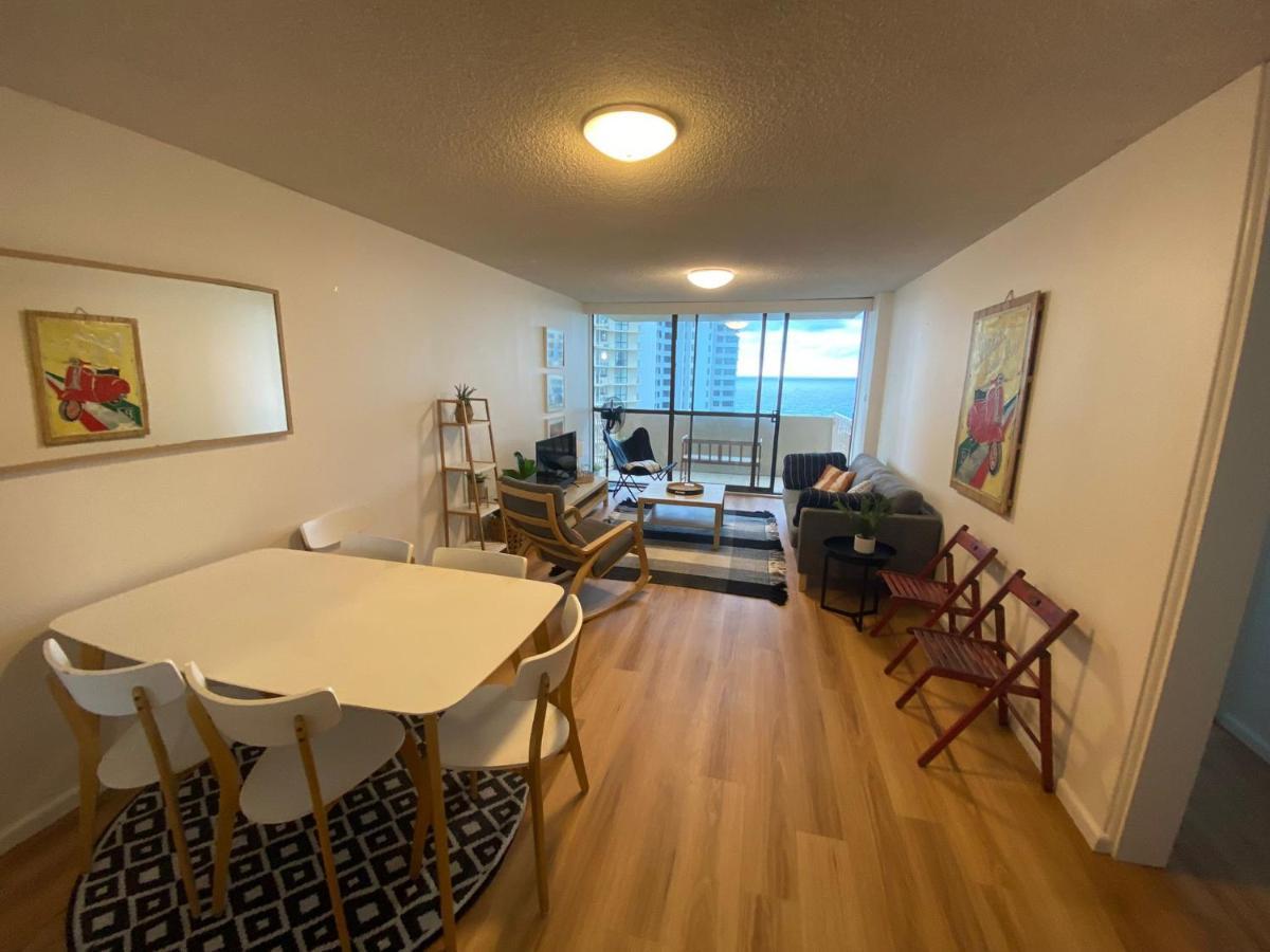 Surfers Private Apartment