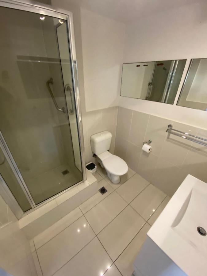 Surfers Private Apartment