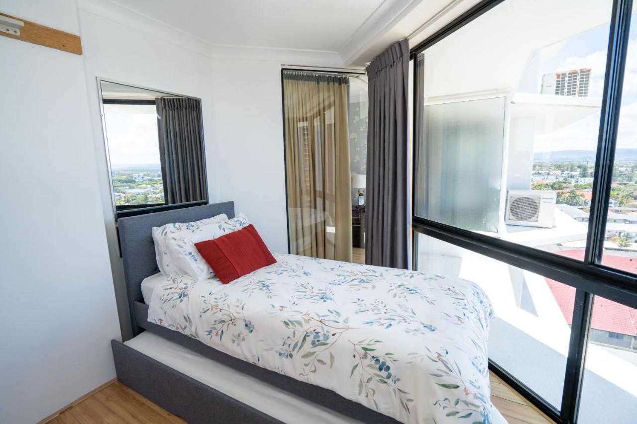 Large Surfers Paradise With Fantastic Views Apartment *