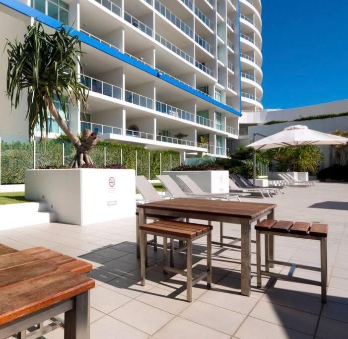 Beachfront Bliss, 3br Kirra Oasis- Pool And Sauna Apartment *