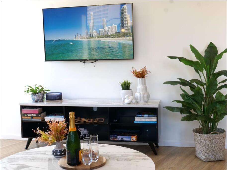Modern 1 Brm With Pool Close To Beach *
