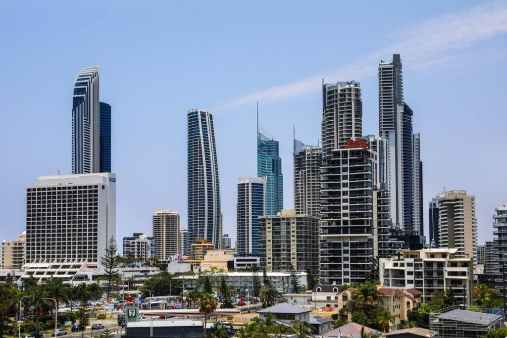 Modern 1 Brm With Pool Close To Beach Apartment Gold Coast