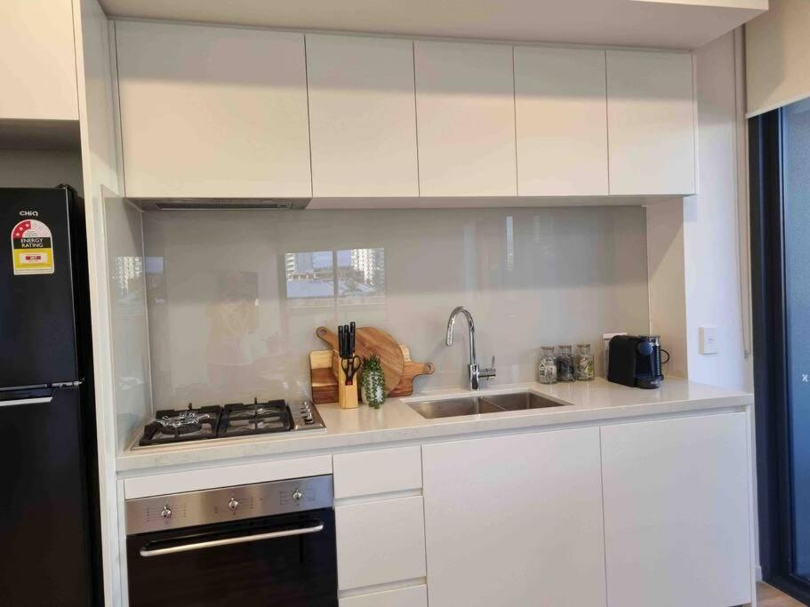 Apartment Modern 1 Brm With Pool Close To Beach Gold Coast