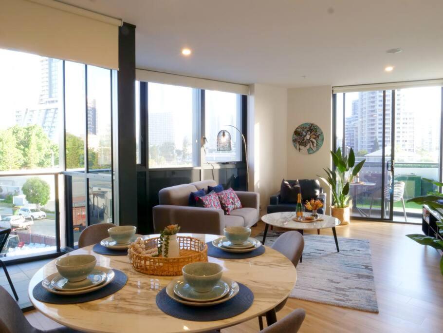 Modern 1 Brm With Pool Close To Beach Apartment *