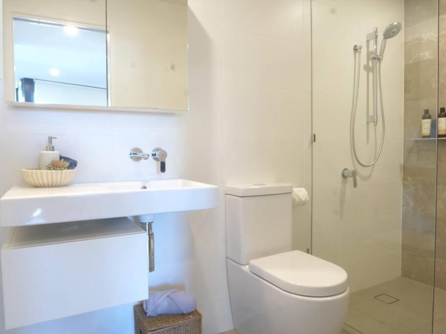 Modern 1 Brm With Pool Close To Beach *