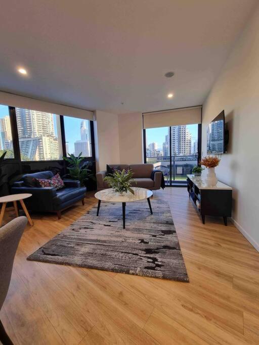 Modern 1 Brm With Pool Close To Beach Gold Coast