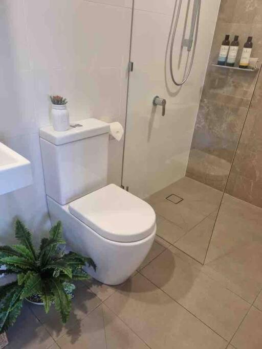 Modern 1 Brm With Pool Close To Beach Apartment