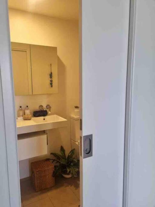 Modern 1 Brm With Pool Close To Beach Apartment Gold Coast