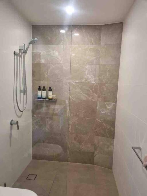 Modern 1 Brm With Pool Close To Beach Apartment
