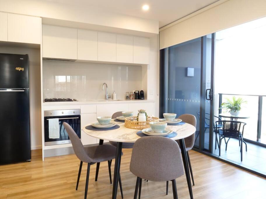 Modern 1 Brm With Pool Close To Beach Apartment Gold Coast