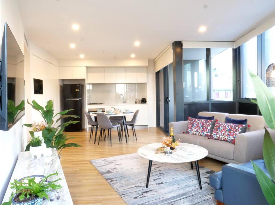 Modern 1 Brm With Pool Close To Beach *