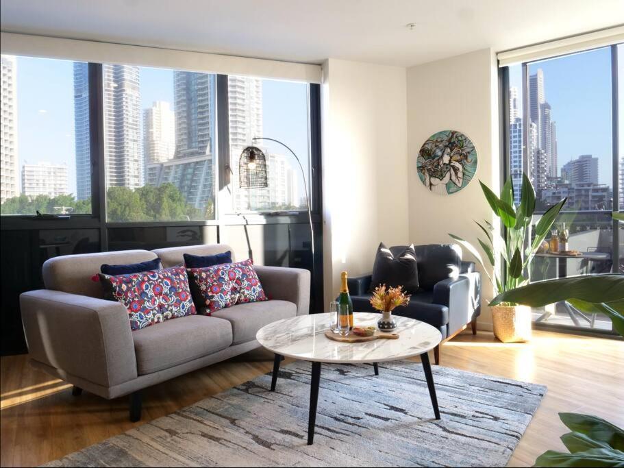 Modern 1 Brm With Pool Close To Beach Apartment
