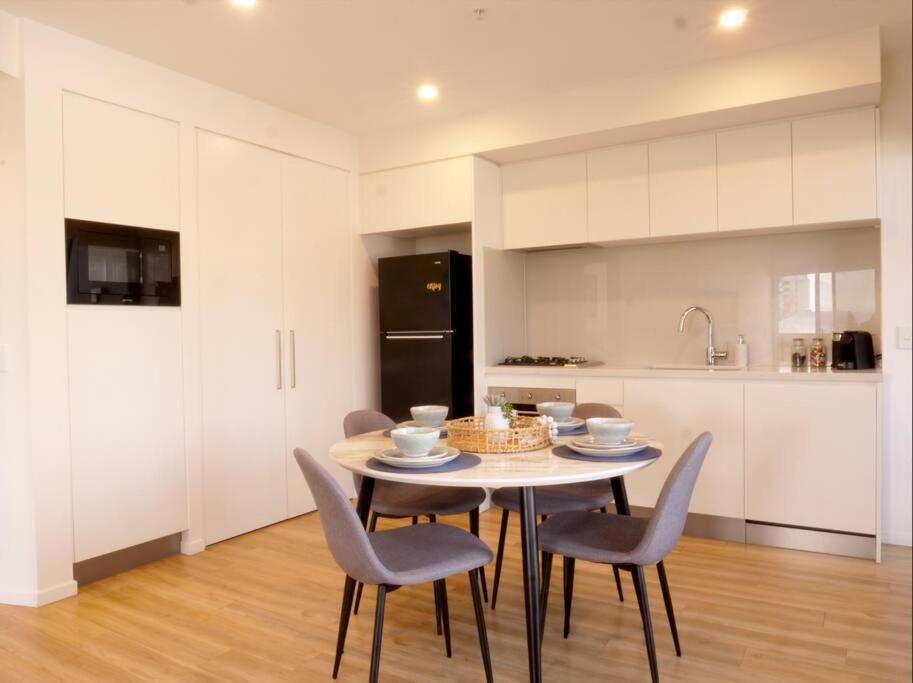 Modern 1 Brm With Pool Close To Beach Apartment *