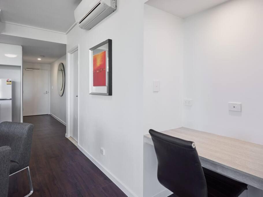 Two Bedroom In Robina Center Apartment
