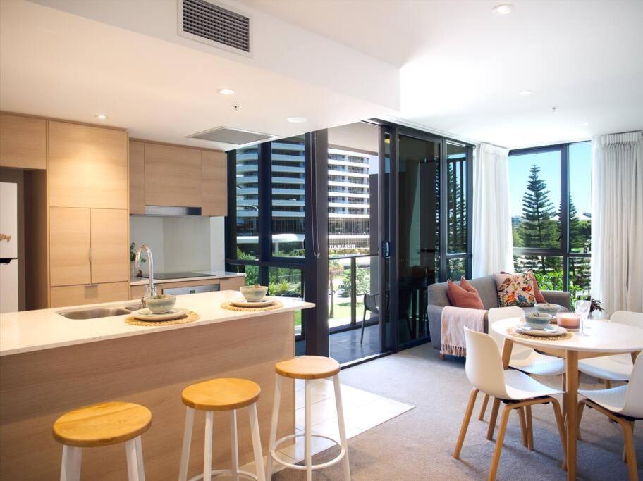 Broadbeach Stunner Modern And Apartment Gold Coast