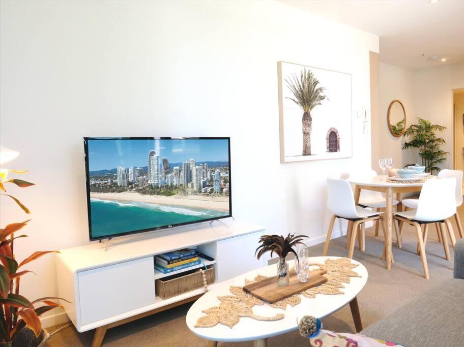 Broadbeach Stunner Modern And