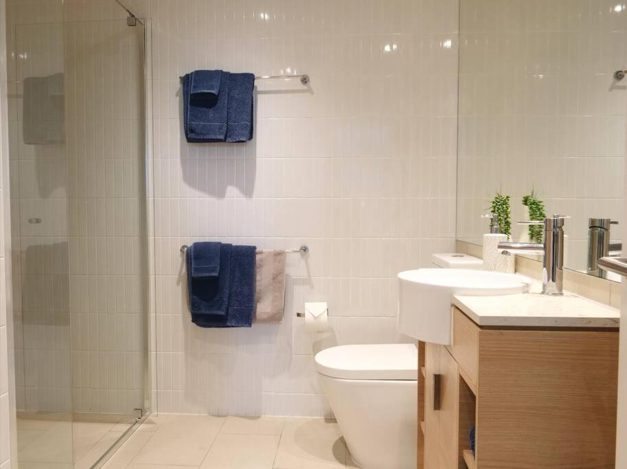 Broadbeach Stunner Modern And Gold Coast