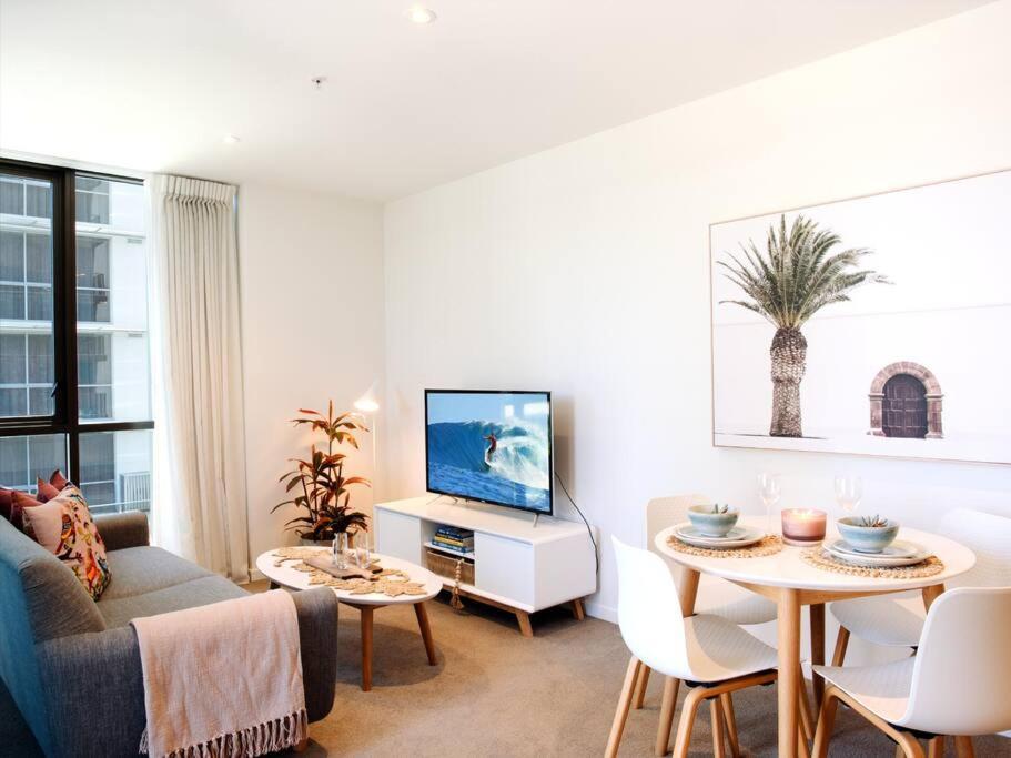Broadbeach Stunner Modern And Apartment Gold Coast