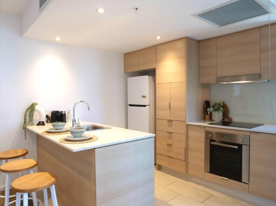 Broadbeach Stunner Modern And Apartment