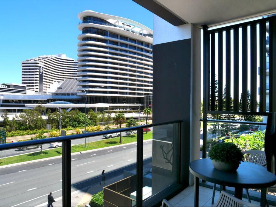 Broadbeach Stunner Modern And *