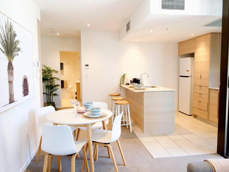 Broadbeach Stunner Modern And *