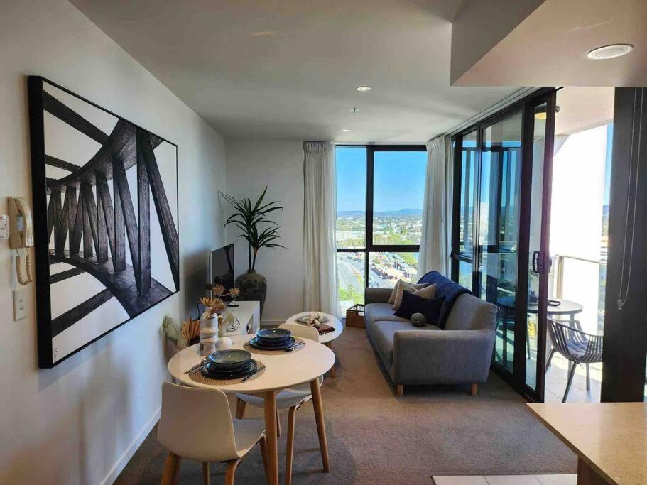 Broadbeach Business Or Leisure Apartment *
