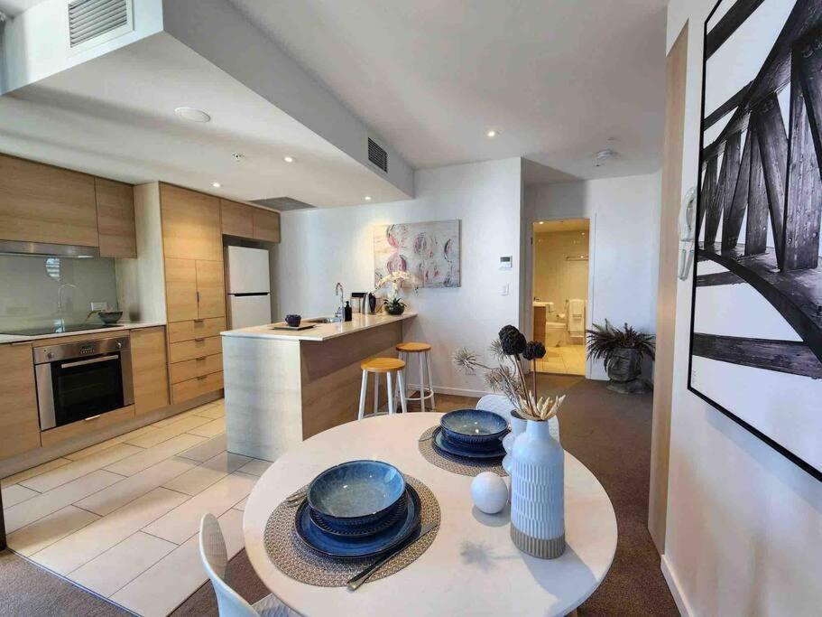 Broadbeach Business Or Leisure Apartment