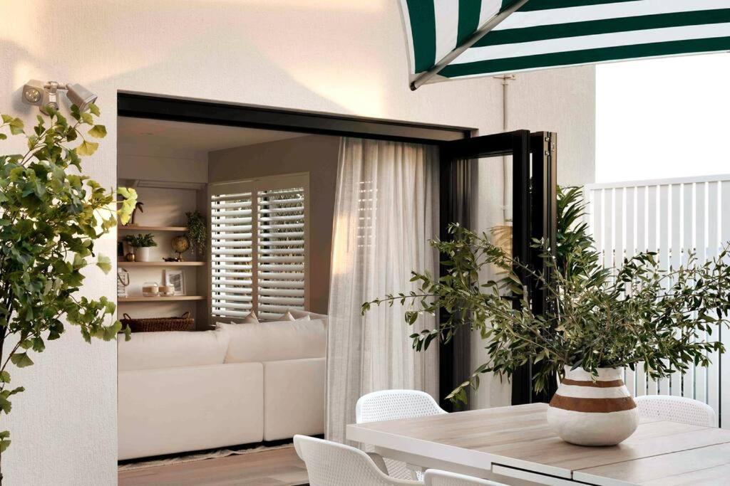 Apartment An Oasis By The With Ocean Views Daybed Bbq Gold Coast