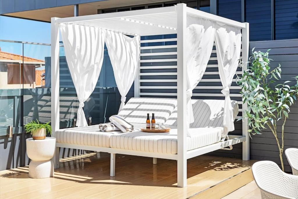 Apartment An Oasis By The With Ocean Views Daybed Bbq