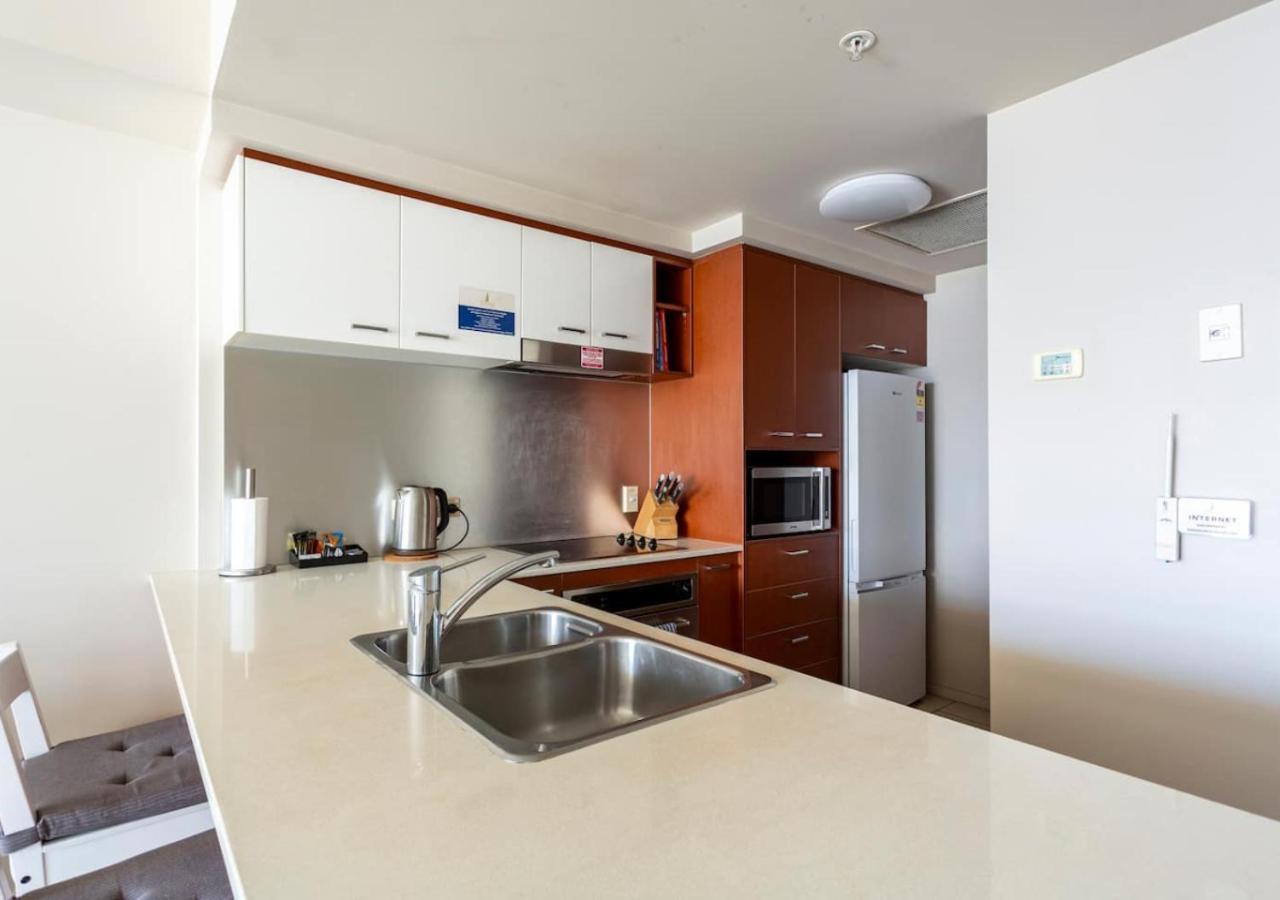 2 Bdrm Towers Of Chevron, 19th Floor Amazing View Apartment *