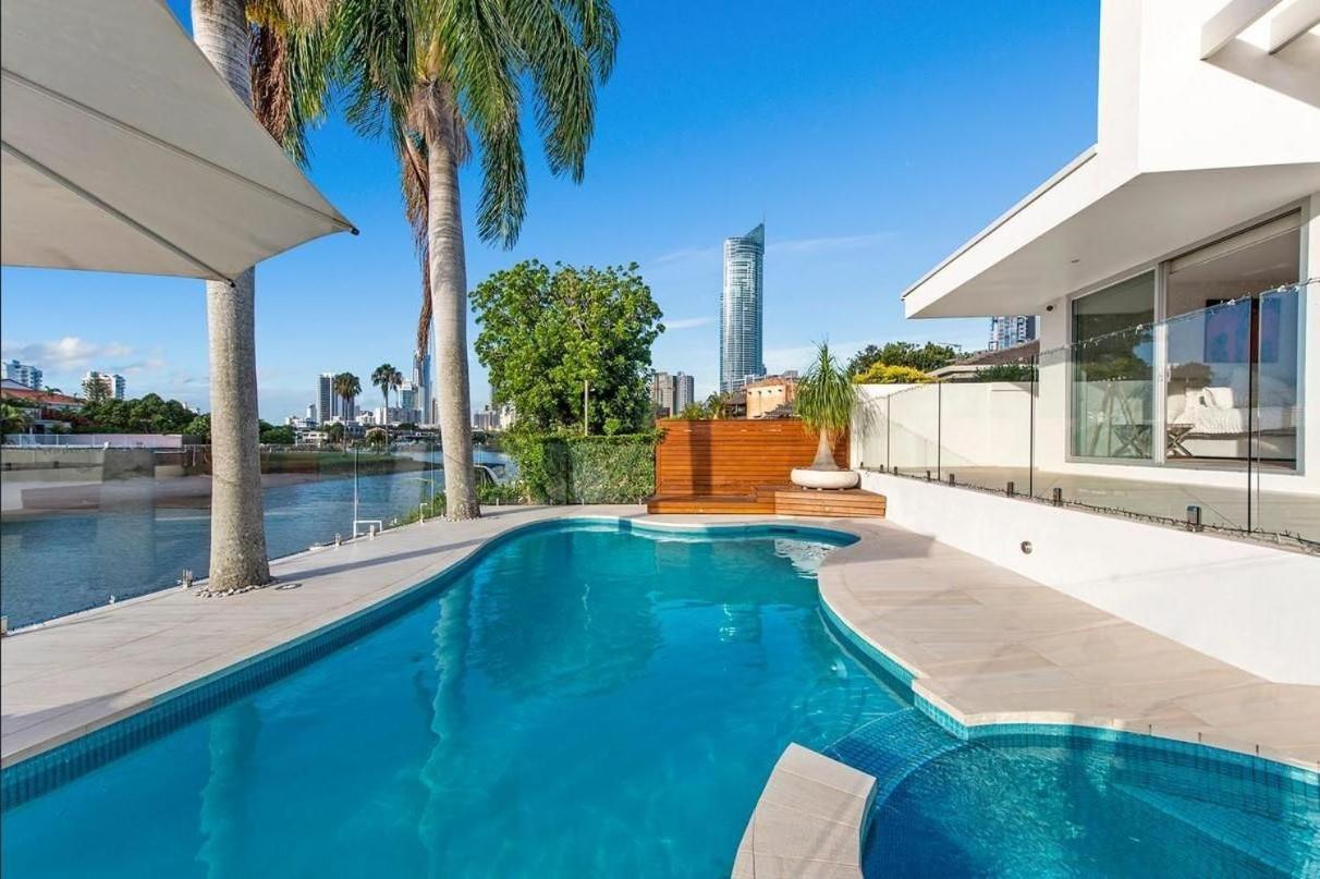 Capri Executive Waterfront - 5 Bedrooms - Heated Pool And